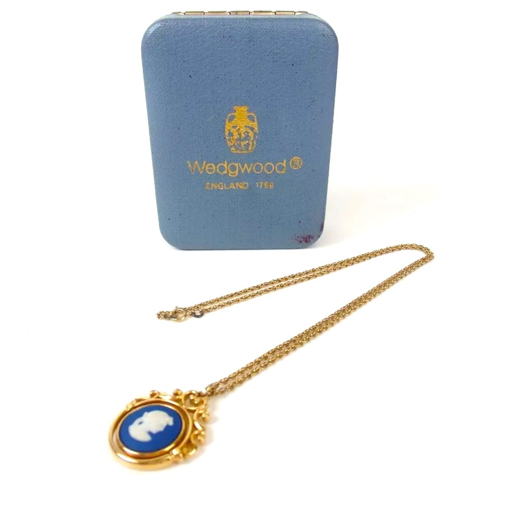 Vintage WEDGWOOD Classic blue NECKLACE in Box